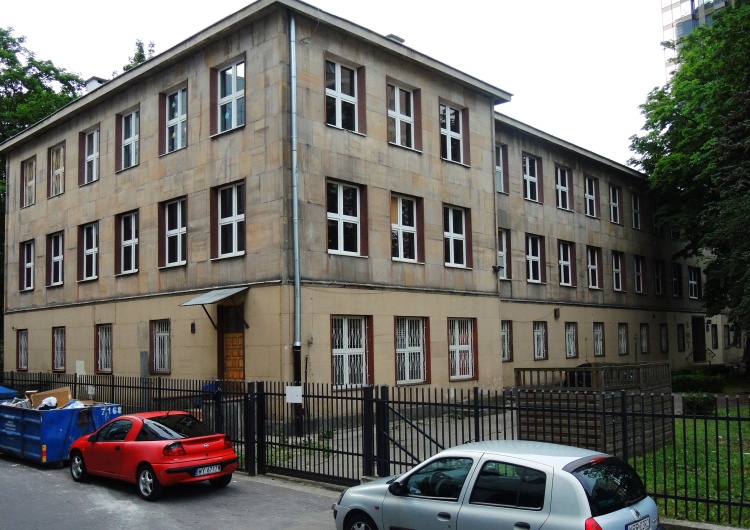Tomasz Gutry Prywatyzacja gimnazjum przy ulicy Twardej w Warszawie