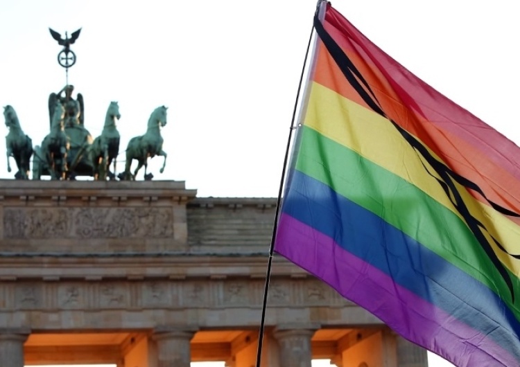  Niemcy: Bundestag przyznał homoseksualistom prawo do małżeństwa z adopcją dzieci