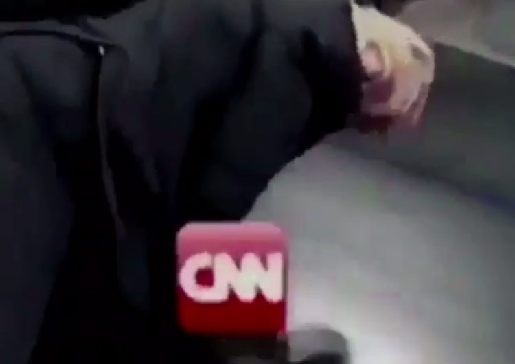 Trump kontra CNN. Prezydent USA zamieścił na swoim Twitterze szokujący filmik. Zobacz wideo