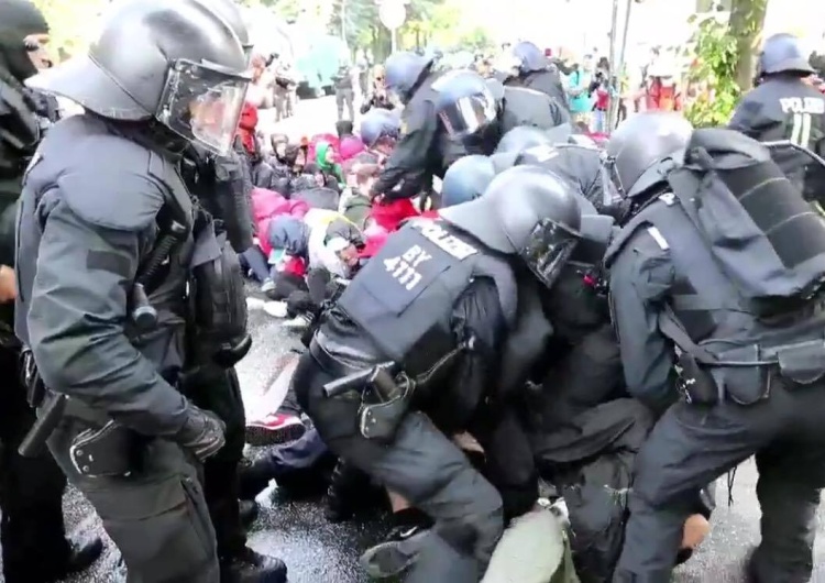  [video] Jak policja w demokratycznych Niemczech traktuje blokujących przejście w Hamburgu
