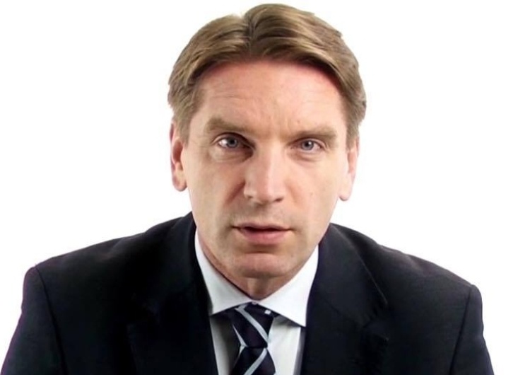 Lis ogłasza koniec demokracji. "Bohaterstwo i odwaga zostały na spoconych "patriotycznych" koszulkach"