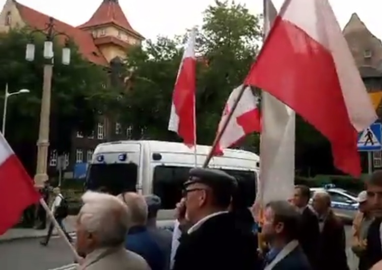  [video] "Żeby Polska była Polską" Manifestacja przeciwko separatyzmowi RAŚ w Katowicach