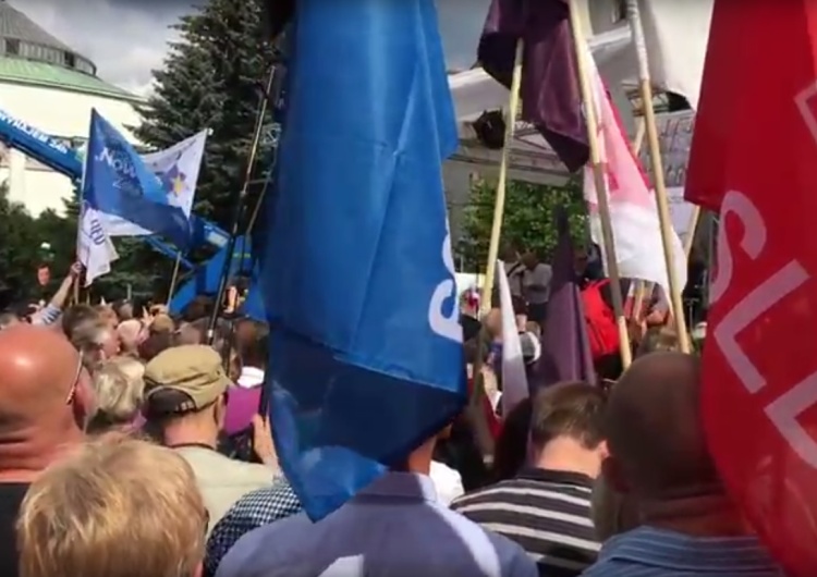 Policja o demonstracji "obrońców sądów": Uczestniczyło ok..." Internauci: "Na dniach Zamościa było więcej