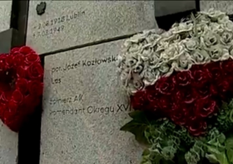  [video] Wyprowadzenie na Cmentarz Północny szczątków ofiar odnalezionych na tzw. „Łączce”