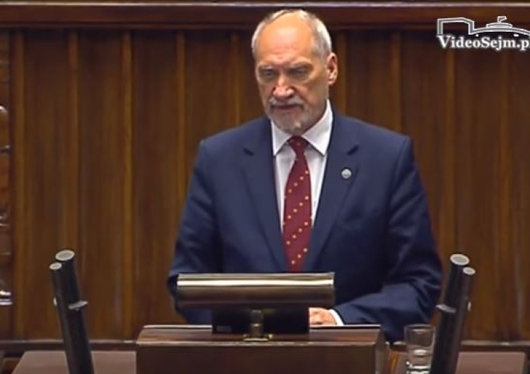  [video] Na widok szefa MON opozycja krzyczała: "Do Putina!". Wicemarszałek: przepraszam za to grubiaństwo
