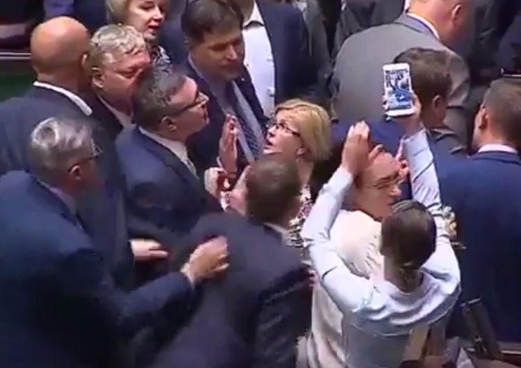  [video] Poseł Lenz z Platformy Obywatelskiej popycha posłów PiS w Sejmie