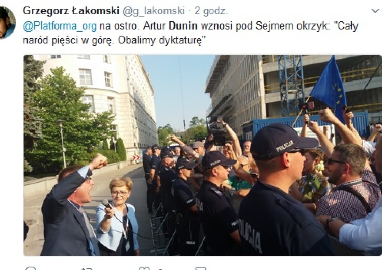 zrzut ekranu Posłowie PO do ludzi przed sejmem: "Cały naród pięści w górę. Obalimy dyktaturę!"