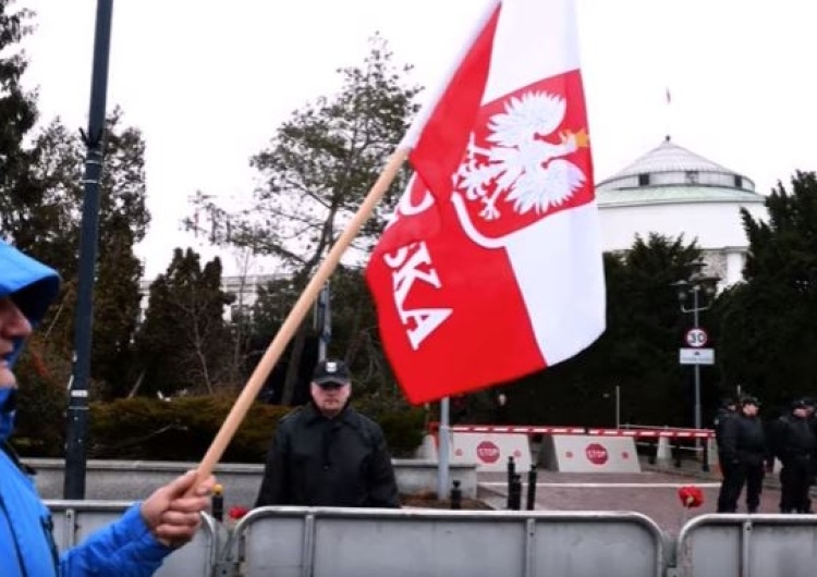 Niemiecka prasa o Polsce: Ze zwycięstwa wyborczego rządzący robią prawo do władzy absolutnej