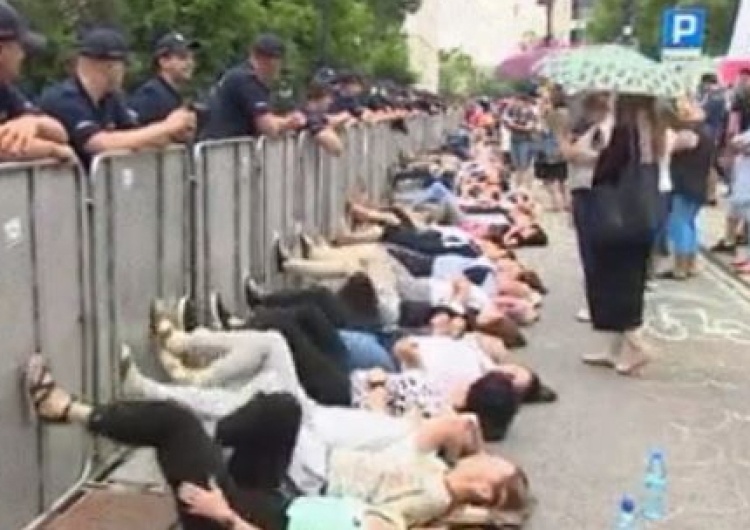  [video] Głosowanie o Sądzie Najwyższym. Przed Sejmem leżący protest