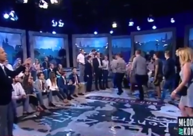  [video] Młodzieżówka PO idzie w ślady starszego pokolenia „totalnej opozycji” i robi cyrk w studio TVP