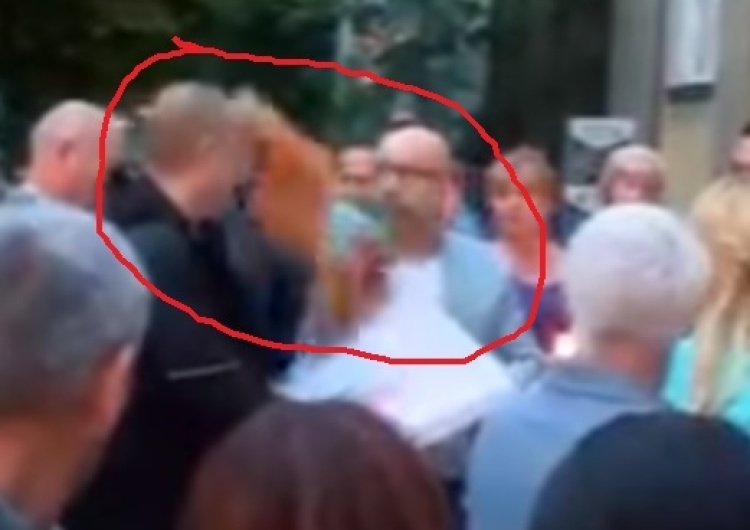  [video] Radny PO zaatakował przechodnia pizzą podczas protestu w obronie sądów?