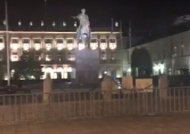  [video] Protesty pod Pałacem Prezydenckim trwają? Internauta przeprowadził transmisję online