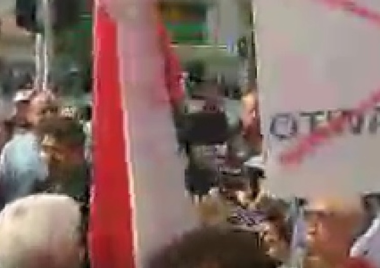 [video] #RęcePreczOdPolski Pod siedzibą Komisji Europejskiej w Warszawie trwa protest