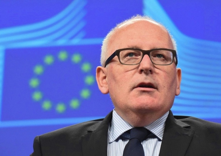  Timmermans chce cofnąć reformę wieku emerytalnego w Polsce?