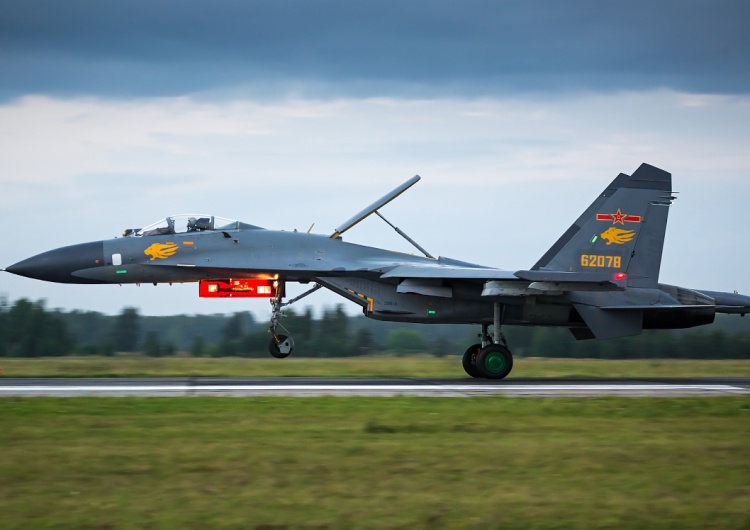 Chiński myśliwiec J-11 Gorąco na linii USA-Chiny. Groźny incydent samolotu US Navy z chińskim myśliwcem