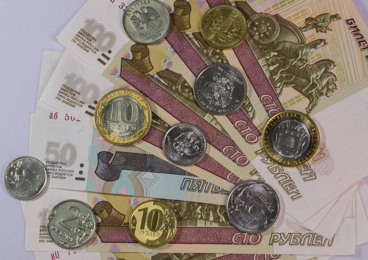 Ruble / zdjęcie poglądowe Rosyjskie banki ostrzegają klientów. Będzie panika?