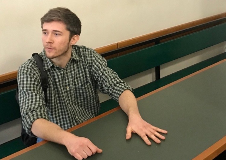 Henning Jeschke przyklejony do sądowego stału Aktywista przykleił się w niemieckim sądzie do stołu. Sędzia kazał go ze stołem wynieść na przystanek [FOTO]