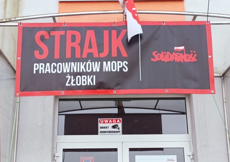 Strajk w Legnicy! MOPS i DPS staje, matki ruszają do ratusza