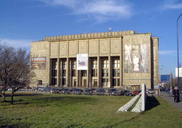 Pilna ewakuacja Pilna ewakuacja w Muzeum Narodowym w Krakowie. Na miejscu służby