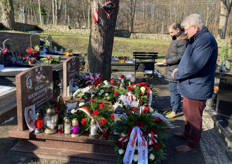Ku czci Żołnierzy Wyklętych. Delegacja Solidarności na grobach „Inki” i „Zagończyka”