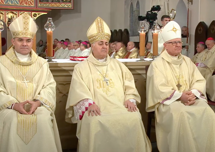 Od lewej: bp Zbigniew Zieliński, abp Salvatore Pennacchio, bp Edward Dajczak Ingres biskupa Zbigniewa Zielińskiego do koszalińskiej katedry