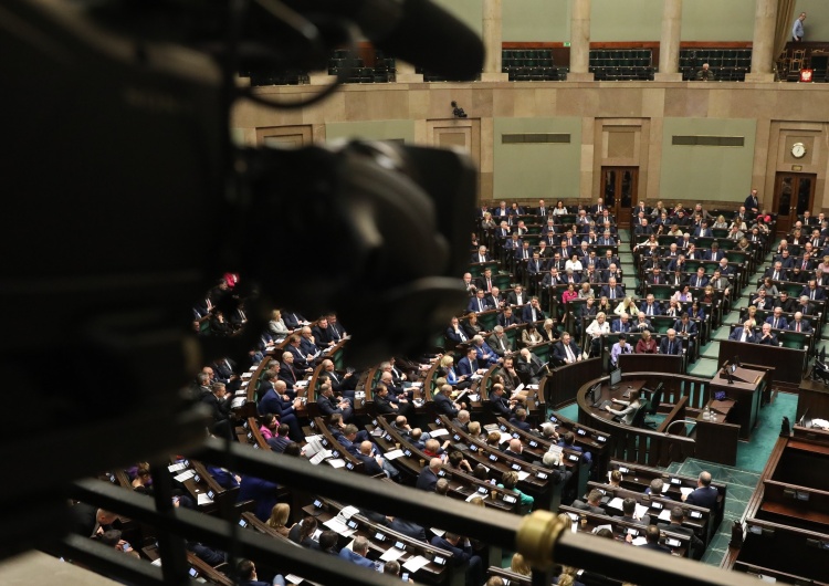 Obrady Sejmu RP [najnowszy sondaż] Tak Polacy chcą głosować w wyborach. Kłopoty Hołowni