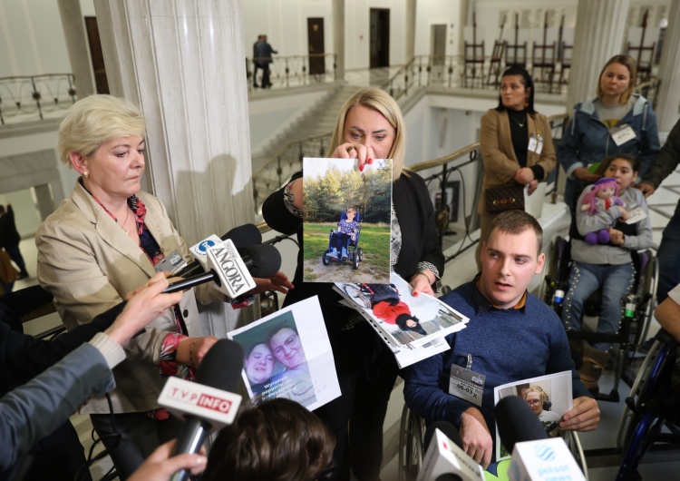 Protest osób niepełnosprawnych w Sejmie Spięcie w Sejmie. Minister wyszła do protestujących