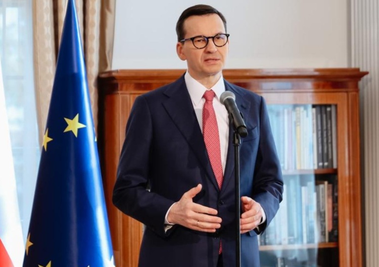 Premier Mateusz Morawiecki Morawiecki: Staję w obronie Jana Pawła II. Jako naród zawdzięczamy mu bardzo wiele [WIDEO]