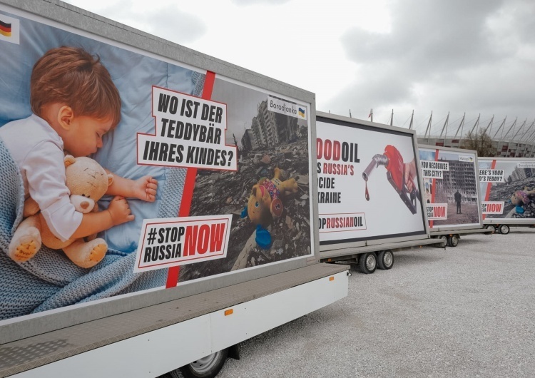 Bilboard prezentujący kampanię #StopRussiaNOW Autor kampanii #StopRussiaNow rzucił wyzwanie dziennikarzowi Onetu: „Porozmawiamy przy szerokiej widowni”