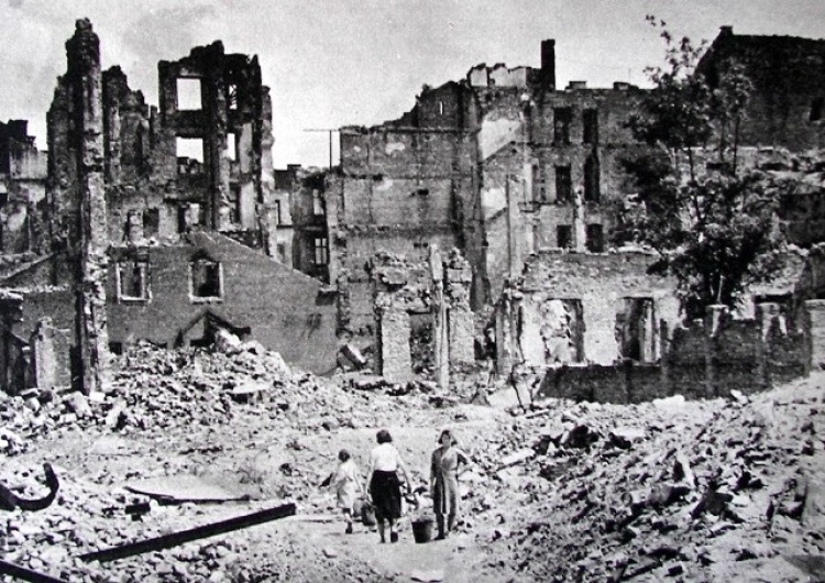 Ruiny Warszawy 80 lat temu Hitler zalegalizował aborcję na żądanie na okupowanych ziemiach polskich