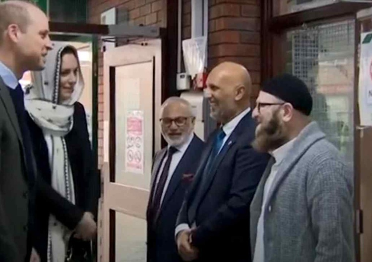 Księżna Kate i książę William  Burza po spotkaniu Kate Middleton z muzułmanami. To zachowanie księżnej wywołało sensację [WIDEO]