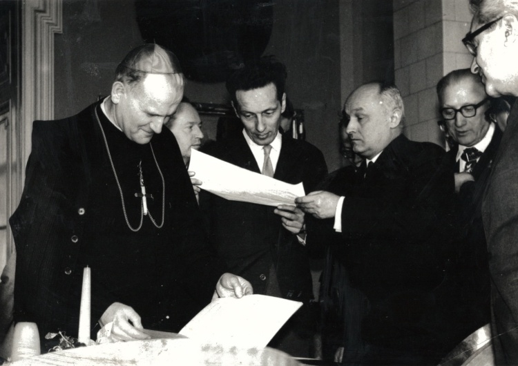 Od lewej: kard. Karol Wojtyła, Krzysztof Kozłowski, Zygmunt Pawlus, N.N., Jerzy Turowicz Red. Tomasz Krzyżak: Overbeek dokonuje daleko idących nadinterpretacji [wywiad]