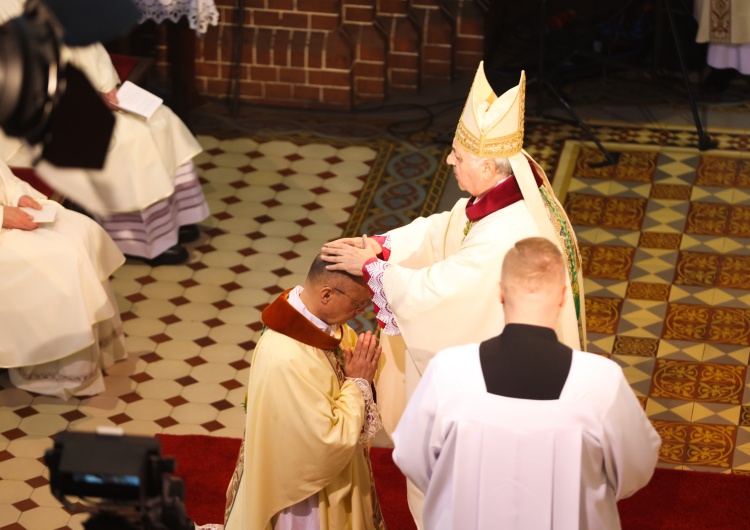 abp Salvatore Pennacchio i ks. Słąwomir Oder podczas sakry biskupiej Uroczystości sakry biskupiej i ingresu postulatora procesu kanonizacyjnego Jana Pawła II