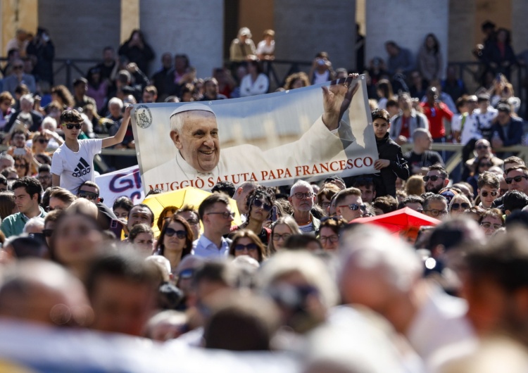 Pielgrzymi na Placu św. Piotra 10 najważniejszych wydarzeń na 10. rocznicę pontyfikatu Franciszka