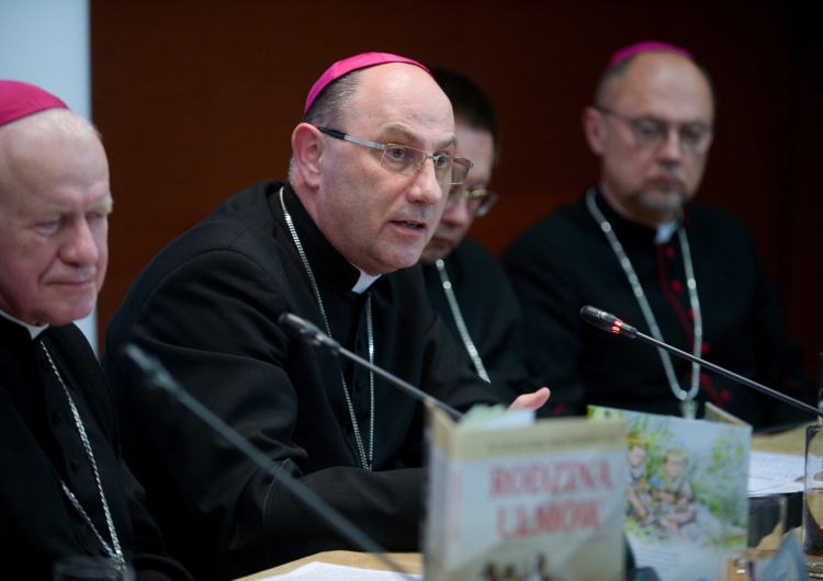 Od lewej: abp Adam Szal, abp Wojciech Polak, abp Grzegorz Ryś, bp Sławomir Oder Biskupi powołają zespół badający archiwa państwowe i kościelne