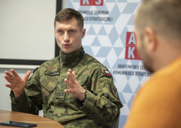 ppłk Tomasz Gergelewicz z Akademickiego Centrum Komunikacji Strategicznej Akademii Sztuki Wojennej w Warszawie Fake newsy karmią się emocjami, lękiem, mają siać panikę. Ppłk Tomasz Gergelewicz z ASzWoj o infowojnie z Rosją