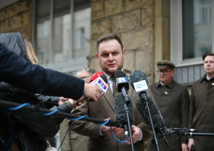 Rzecznik prasowy Lasów Państwowych Michał Gzowski Wściekli Leśnicy pod siedzibą PO.