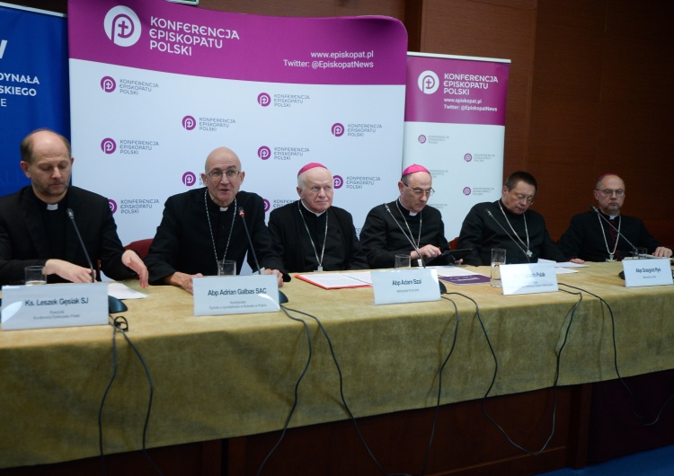 Od lewej: o. Leszek Gęsiak SJ - rzecznik KEP, abp Adrian Galbas, abp Adam Szal, abp Wojciech Polak, abp Grzegorz Ryś, bp Sławomir Oder Opublikowano orędzie polskich biskupów zatytułowane „Święty Jan Paweł Wielki”