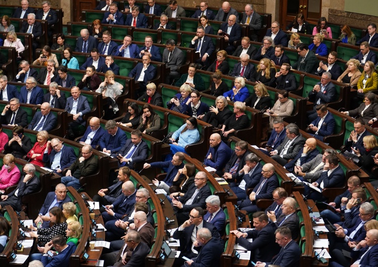 Obrady Sejmu RP „Opozycja ma tylko jedną opcję”. „GW” publikuje „przełomowy” sondaż