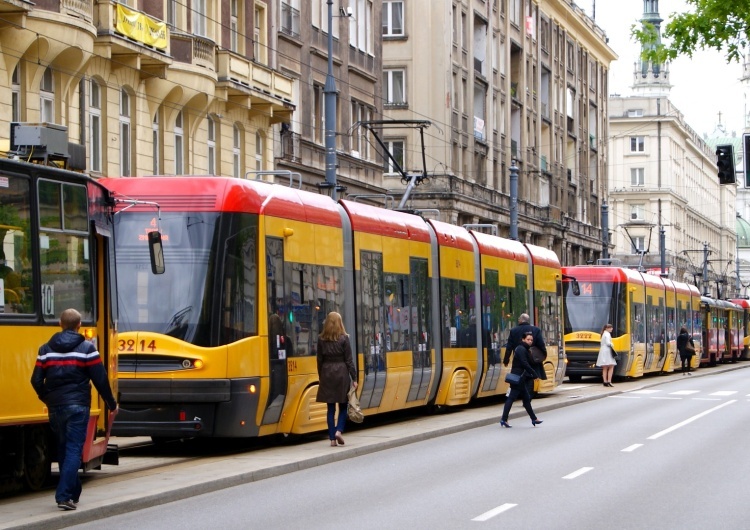 Tramwaj / zdjęcie poglądowe Groźny wypadek w Warszawie. Tramwaj przytrzasnął mężczyznę i ruszył 