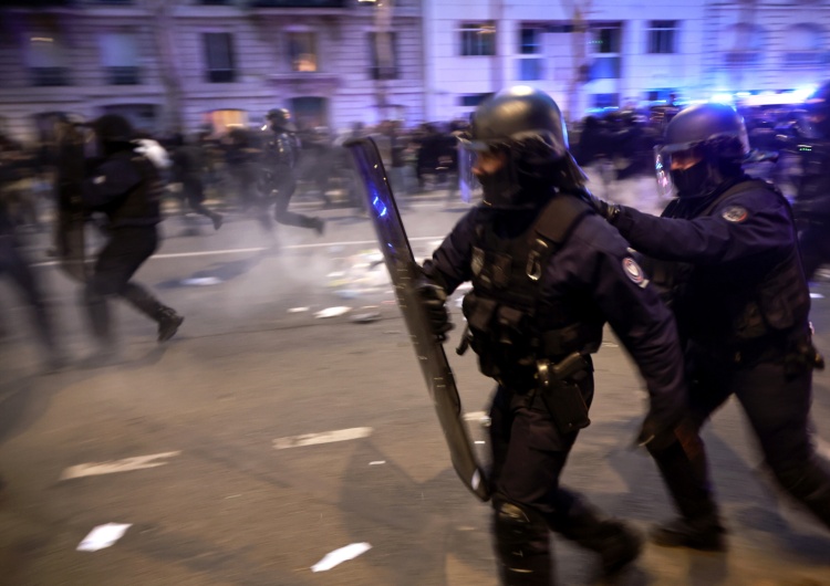 protesty we Francji  Francja. Reforma emerytalna przyjęta. Starcia protestujących z policją w Paryżu