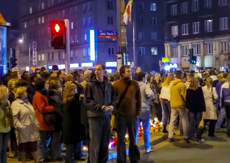 Marsz po śmierci Jana Pawła II Jan Paweł II. Dla jednych największy Polak XX w., dla innych obiekt wulgarnych żartów