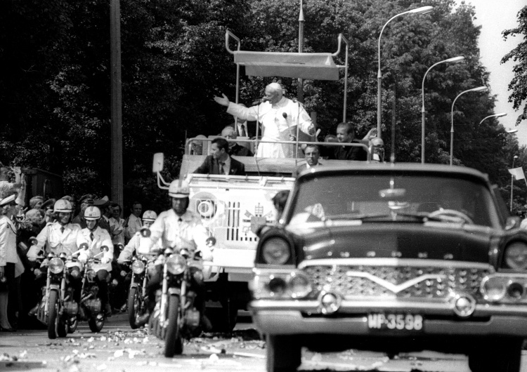 Papież Jan Paweł II w Warszawie, 1979 rok Atak na papieża Polaka ma zniszczyć świętego naszych czasów