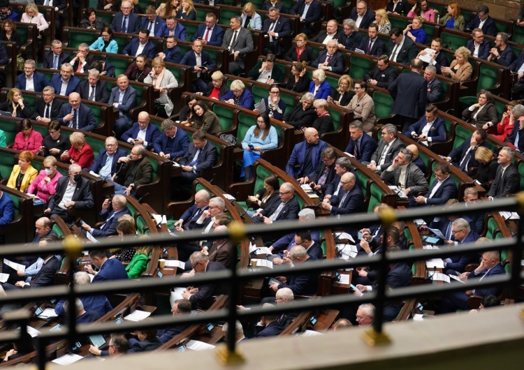 Obrady Sejmu RP Ekspert zbadał surowe dane „sondażu obywatelskiego GW”: Wynik opozycji jest FA-TA-LNY. W każdym wariancie