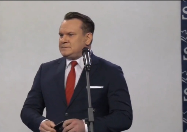 Dominik Tarczyński  Awantura na konferencji PiS. Dominik Tarczyński kontra dziennikarz TVN [WIDEO]