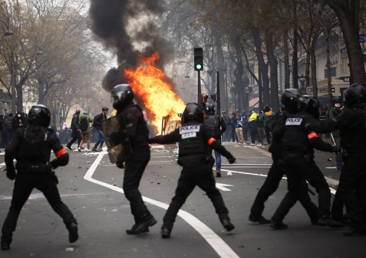 Paryż, ogólnokrajowy strajk przeciwko planowanej reformie emerytalnej Francja: Setki tysięcy demonstrantów przeciwko reformie emerytalnej. Zamieszki w wielu miastach