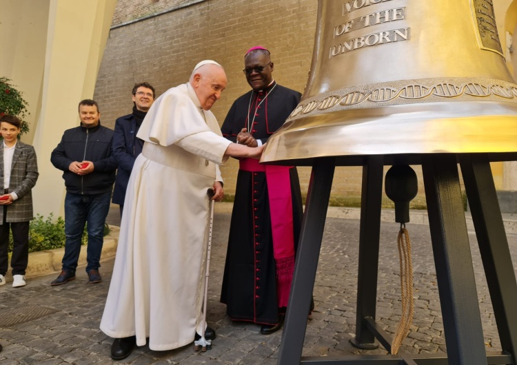 Papież Franciszek poświęcający dzwoń 