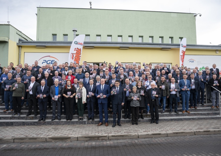 Związkowcy z KWB Turów z kartkami pocztowymi dedykowanym zatrzymanym na Białorusi opozycjonistom Wojciech Ilnicki ponownie przewodniczącym NSZZ „Solidarność” w KWB Turów