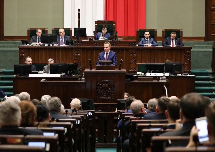 Obrady Sejmu RP PiS pewnie na czele stawki, Konfederacja w górę, fatalny wynik Hołowni. Zobacz najnowszy sondaż