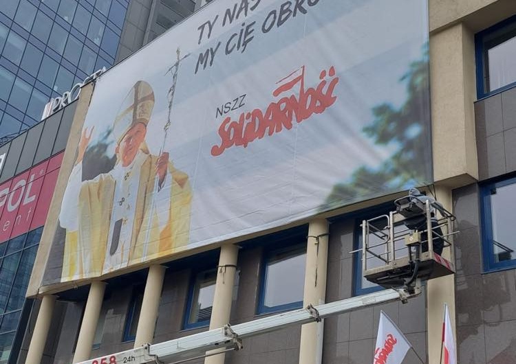 Banner z wizerunkiem Jana Pawła II na warszawskiej siedzibie KK NSZZ 